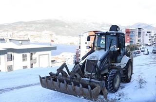 Gemlik’te Kar Yağışı Sonrası Tuzlama Çalışmaları Gerçekleştirildi